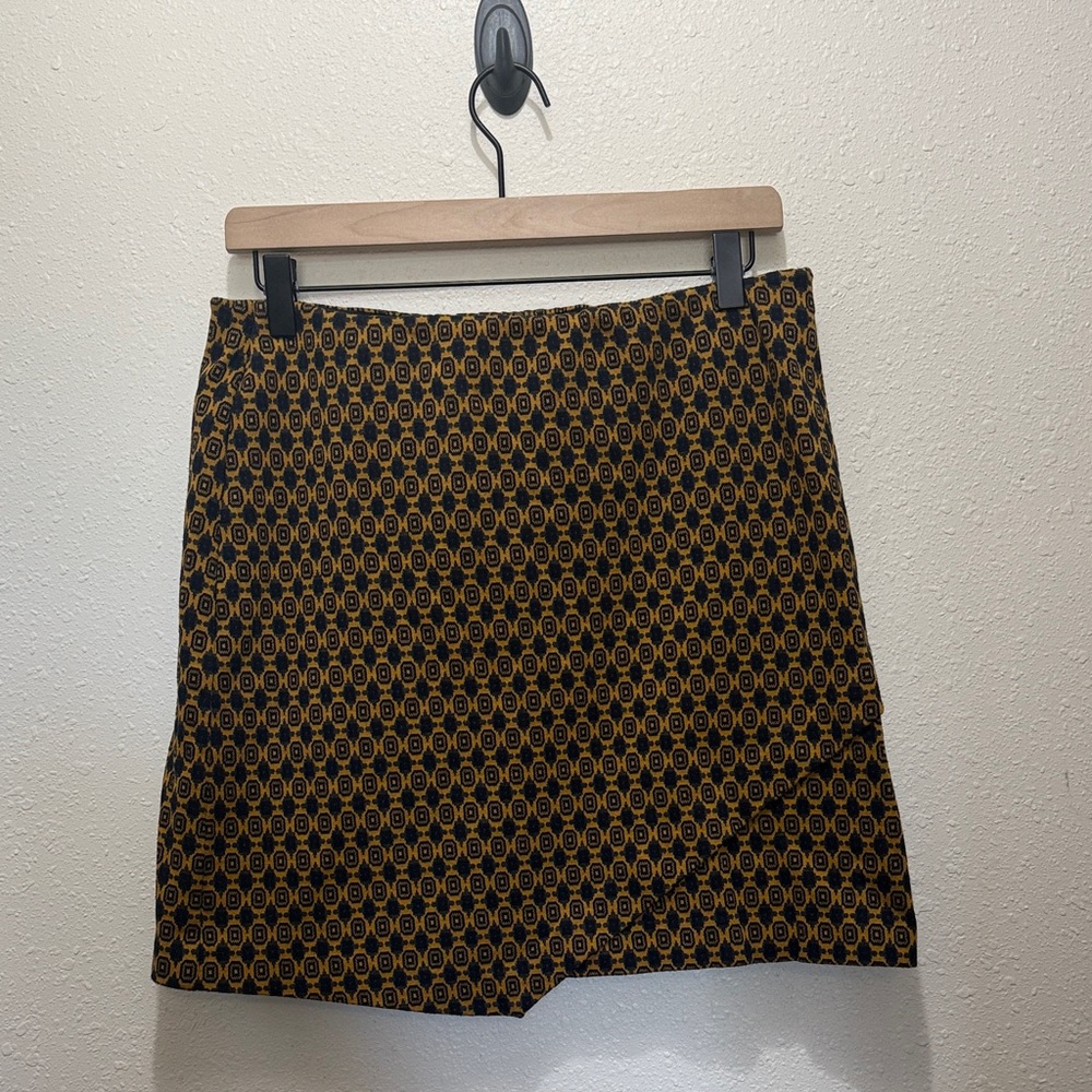Cabi Stylish Black and Gold Patterned Skirt